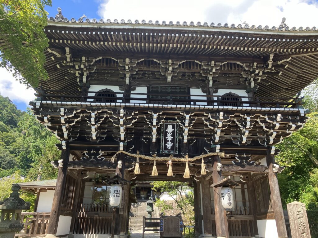 重厚で迫力がある善峯寺の山門