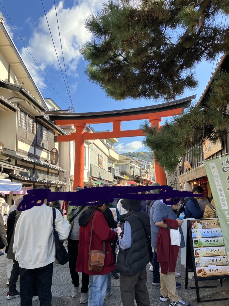 たくさんの人と奥に見える朱色の鳥居

