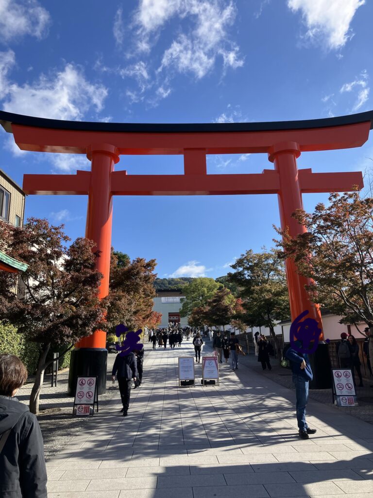 朱色の大鳥居とそこから続く通り
