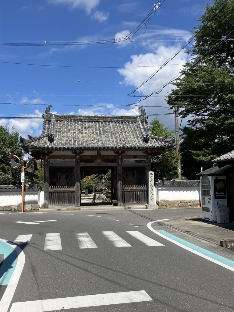 道路の先にある穴太寺の山門