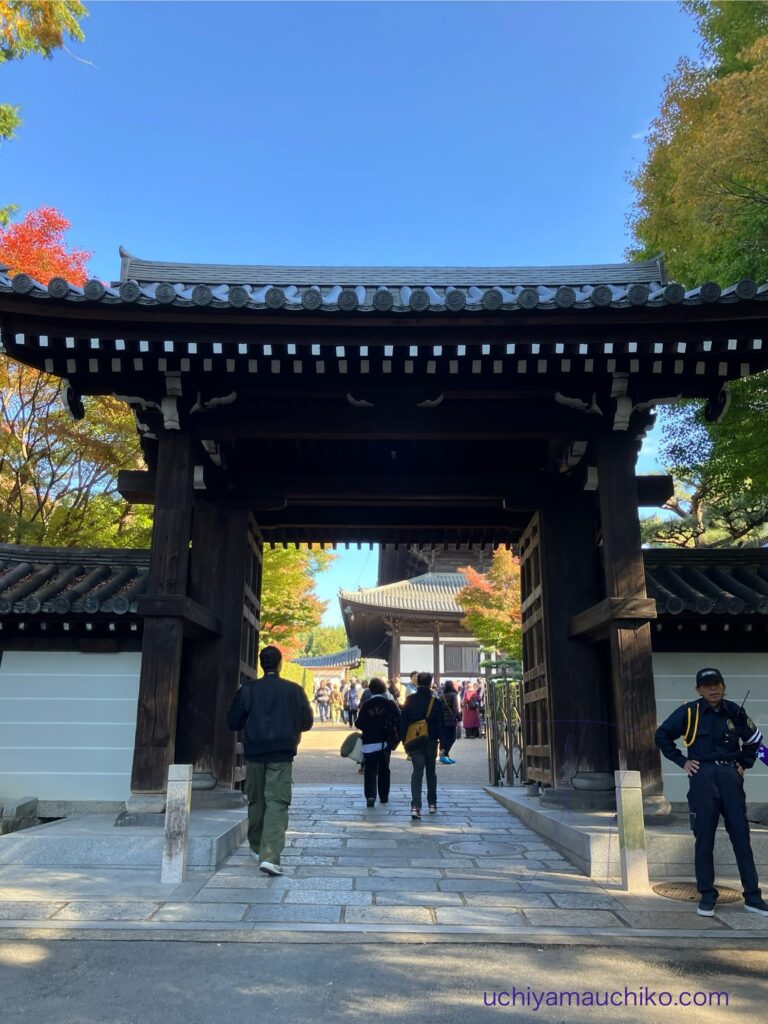 木造で瓦屋根の門