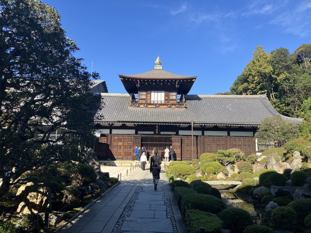 木でできた２段の古風な建物