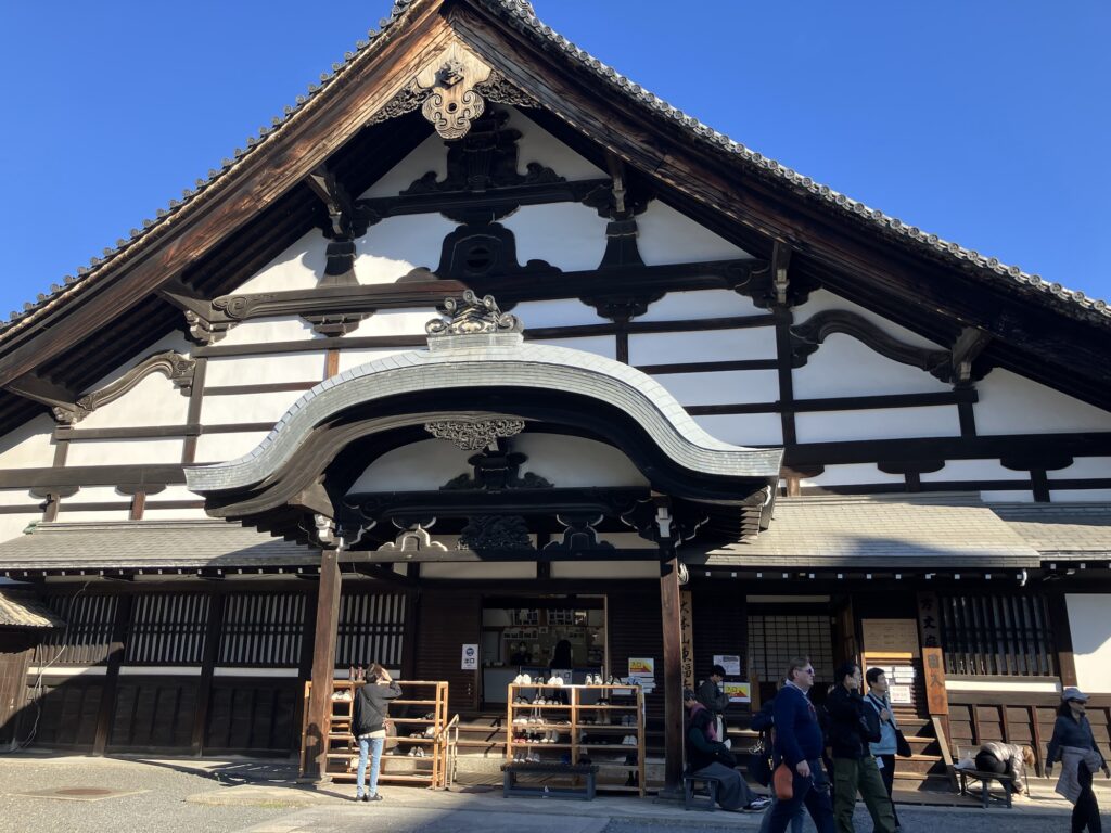 三角屋根の漆喰と木で作られた建物